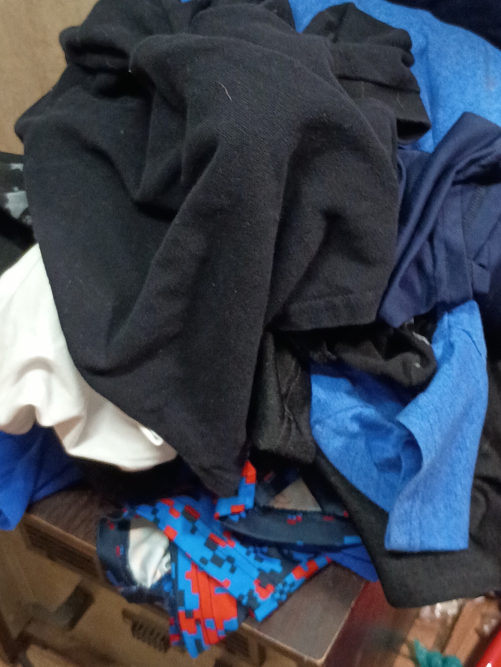 BOYS LOT OF CLOTHING SIZE 7/8 SOME GOOD NAME BRANDS IN THERE